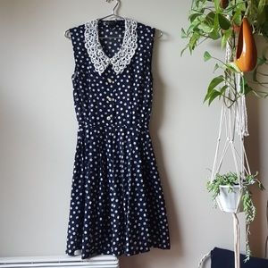 Polka dot dress with white lace collar